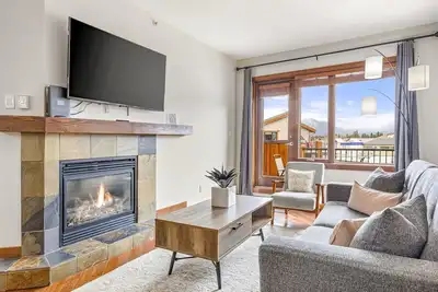 Image de Alluring Mountain View Condo - The Heart Of Downtown!