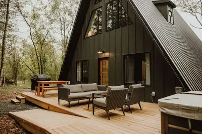 Image de A-Frame in the Pines. *Hot tub, wood stove, backyard oasis! *