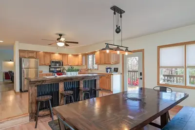 Image de Private, pet-friendly lodge w/ deck, game room, high speed Wifi