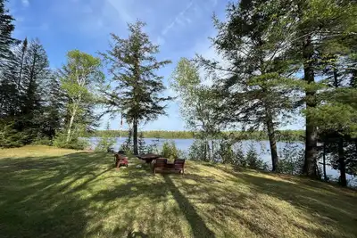 Image de Renovated spacious water front cottage great for families, 4 beds, fireplace/pit