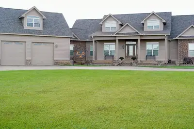 Image de Covey Point offers a cozy space for 12 w/ a game room & an outdoor living area!