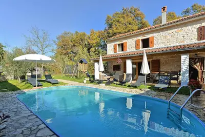 Image de Maison de vacances avec climatisation et piscine extérieure