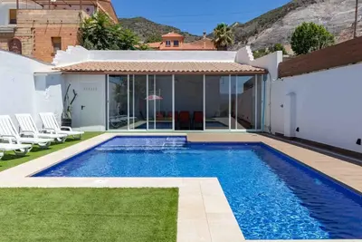 Image de Belle maison avec piscine et jardin