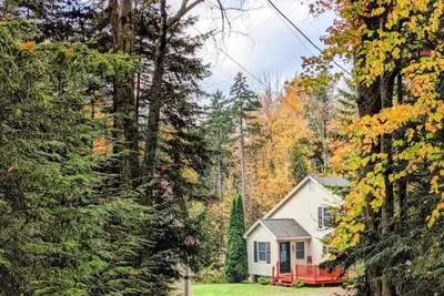 Image de Beautiful private wooded cabin minutes from Mt. Snow & Stratton w/ Tesla charger