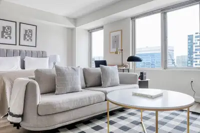 Image de Open East Cambridge Studio w/ Pool & Gym, near Lechmere T, by Blueground