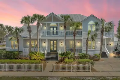 Image de 🌴Beach Oasis🌴 Pool, Games Room, Beach Gear, Free Golf Cart & Cruiser Bikes!