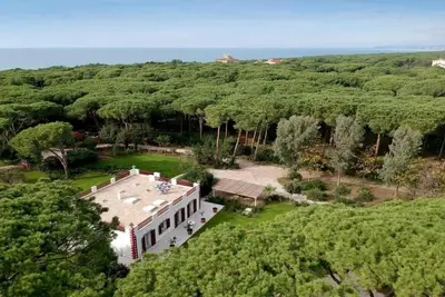 Image de Beach Front Casa Rossa, villa moderne en bord de mer, entourée d’un magnifique jardin avec pe. . .