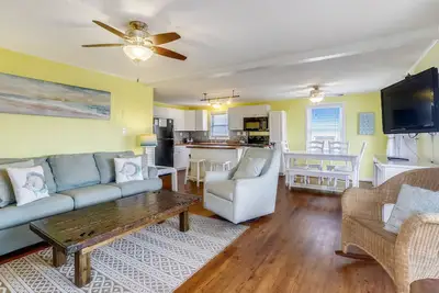 Image de Oceanside. 4 min walk to the beach. Walking to dining and shopping.