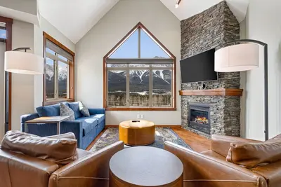 Image de Luxury Mountain View Penthouse - Sleeps 8 | Sauna | Outdoor Pool | Hot Tub | Gym