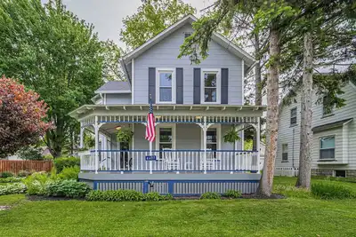 Image de Charming century home in the heart of Willoughby walking distance to everything!