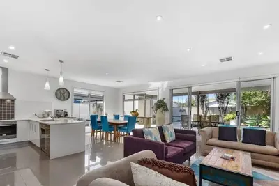 Image de Executive lifestyle holiday accommodation, free Wifi. Town center.