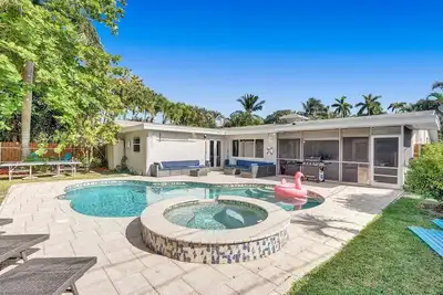 Image de Stylish 4 Bedroom 2 Bath Pool Home Mins to Beach