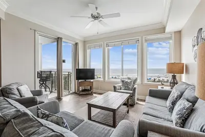 Image de 3302 SeaCrest ~ Nicely Updated Ocean Front Villa in Downtown Hilton Head!