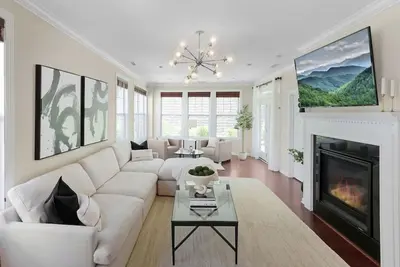 Image de Luxe Retreat w/King Suite | 5* Location, Gym, Pool, Pets Ok