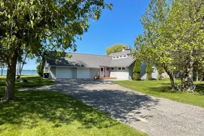 Image de Lovely Chalet Home on Quiet Bay with Sandy Beach