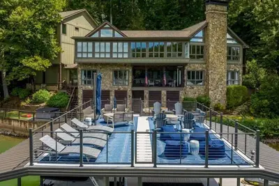 Image de Country Roads - Lake Front | Hot Tub | Pool Table | Shuffle Board | Arcades