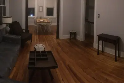 Image de Perfect Location On A Quiet Block!