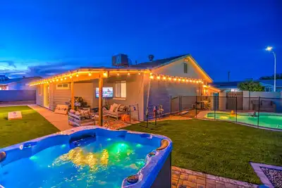 Image de South Scottsdale Poolside Getaway!