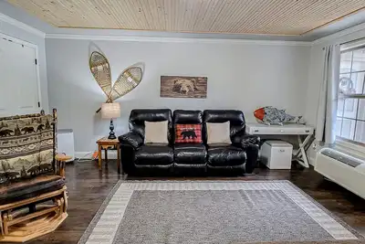 Stylish riverfront gem w/ Free Attraction TIckets & pool, near town/hiking