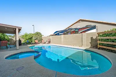 Image de Lovely getaway with private pool, putting green & desk