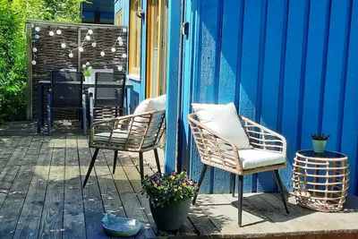 Image de Vacation home with barrel sauna, fireplace and massage chair.