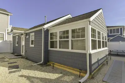 Image de Beach Block Cottage, 5 Houses to the beach!