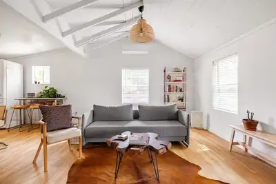 Image de The Cozy Bungalow — Walk to coffee, bars, eats