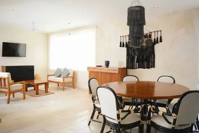 Image de Exclusive, spacious, comfy 3 Br Ph with pool!