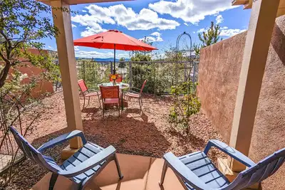 Image de Central 2 Br Cozy Pet-Friendly Retreat with Pool+ Hot Tub+Private Yard