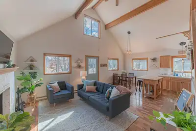 Image de Modern Chalet with Fireplace - close to Higgins Lake!