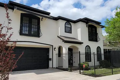 Image de Nice Villa in Downtown /Heights/Northside/ 7 bed, 4 bedroom, 2. 5 bath