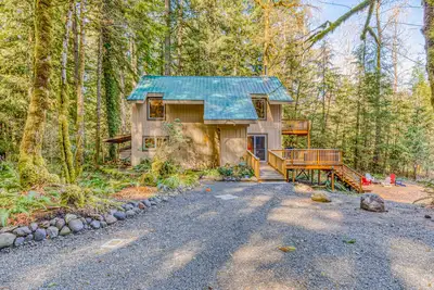 Image de Fantastic river cabin near Mount Hood with private hot tub, firepit & wood stove