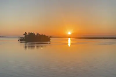 Image de Coastal Beach style condo with private balcony and boat slip.