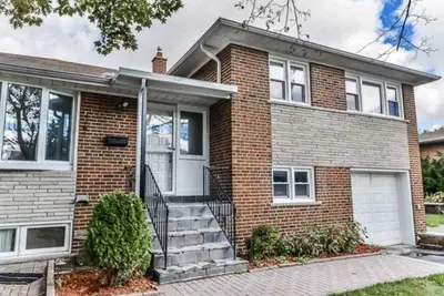 Image de Entire Upper Suite. Newtonbrook Updated Suite.