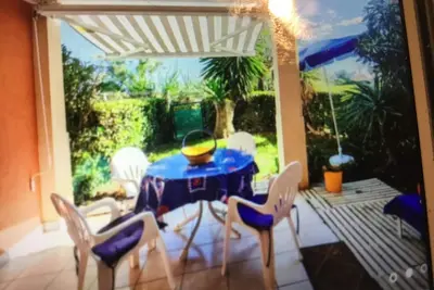 Image de Rez de jardin, appartement rénové à 50 m de la plage, commerces