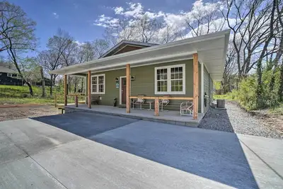 Image de Modern Retreat w/ Deck: Walk to White River!