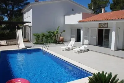 Image de Villa climatisée pour 10 pers à Ametlla de Mar avec piscine privée, à 80m de la plage