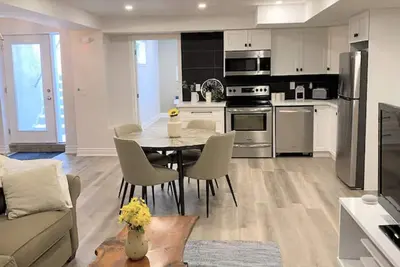 Image de Luxurious, spacious, Independent 2 Bedrooms 2 baths with fireplace/free parking