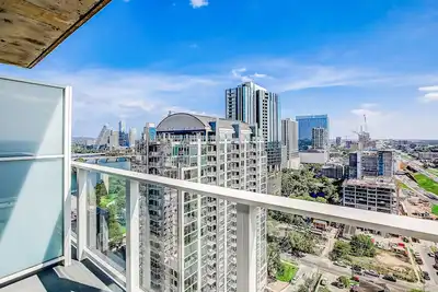 Image de 24th Flr-Urban Oasis- lake & downtown-view balcony & rooftop pool
