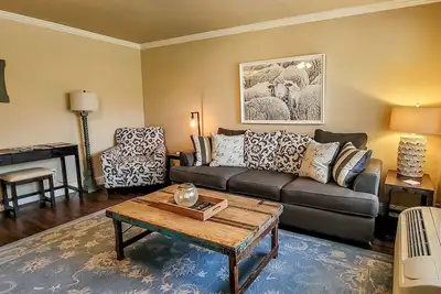 Lovely studio in riverfront community w/Free Attraction Tickets, firepit, pool
