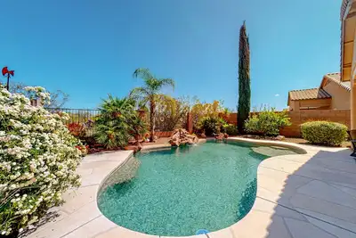 Image de Snowbird-friendly home with WiFi, central Ac, enclosed yard, pool, and patio