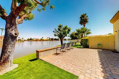 Image de Lakefront home with private pool, kayak, cornhole, & pool table