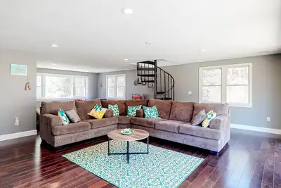 Image de Spacious home with tree-lined yard, deck, Ping-Pong, air hockey & washer/dryer