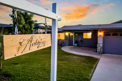 Image de Modern home with firepit, WiFi, pool table, foosball, washer/dryer - near beach