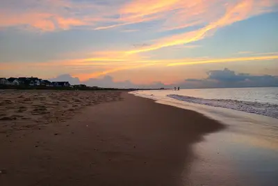 Image de Bay Getaway *Steps from the Beach* Va Beach area