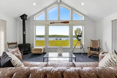 Image de Dog-friendly lake escape with sunroom, high-speed WiFi, water views & central Ac