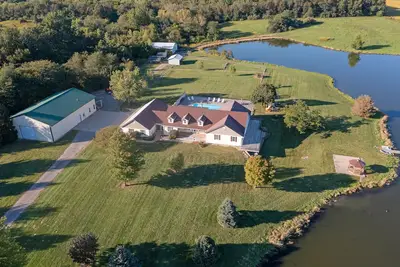 Image de Beautiful Country Setting with Heated Inground Pool and Stocked Pond