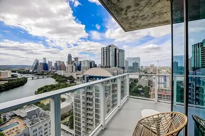 Image de Austin Rainey St. corner condo - lake views, private balcony, pool & gym