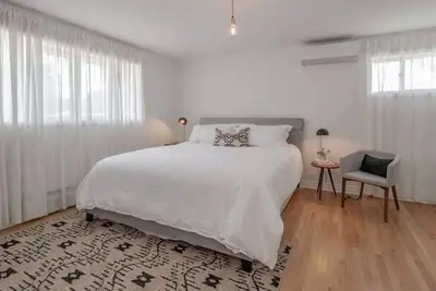 Image de Bright Modern Waterfront Cottage w/hot tub -- 5 min from the beach!