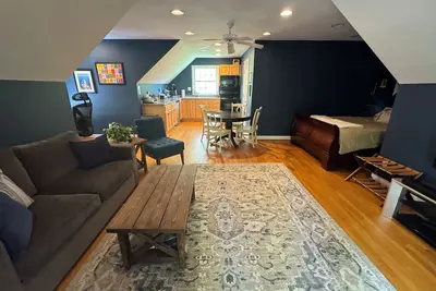 Private studio apartment in the heart of Ivy, Virginia